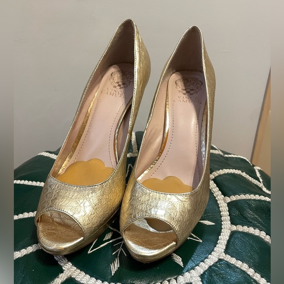 Vince Camuto gold peep toe heels - Picture 2 of 5
